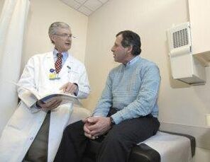 一名患有前列腺炎的男性在泌尿科医生会诊